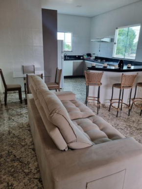 Casa espaçosa, Mobiliada e bem localizada